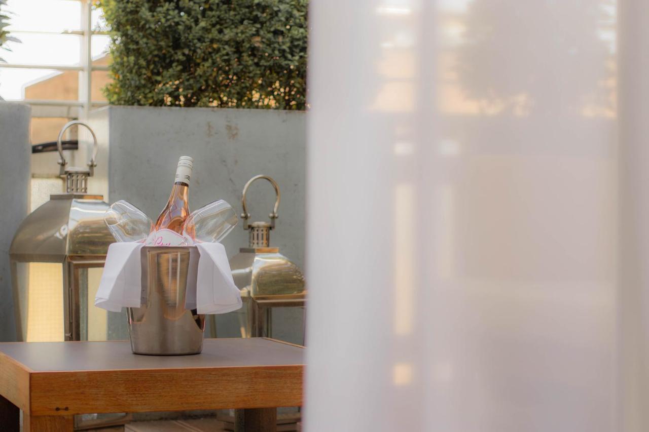 Sanderson Londra Esterno foto Champagne bottle in a cooler