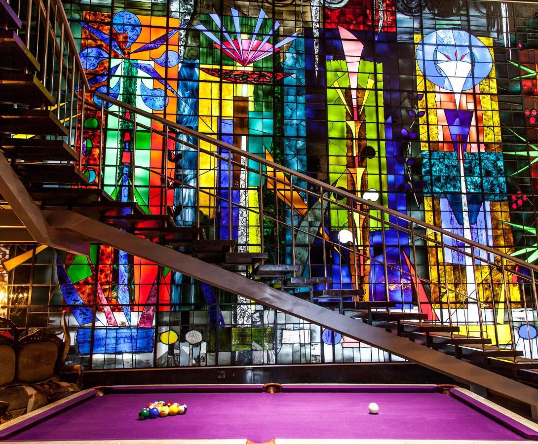 Sanderson Londra Esterno foto The stained glass window at the entrance of the pool hall