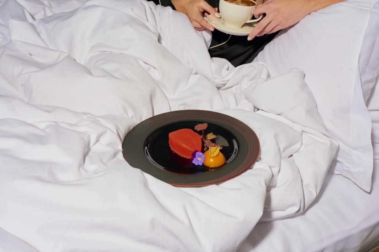 Sanderson Londra Esterno foto A woman eating a heart-shaped dessert