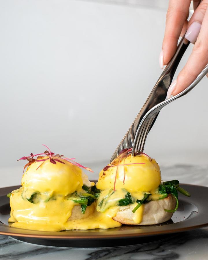 Sanderson Londra Esterno foto A fork being used to cut food