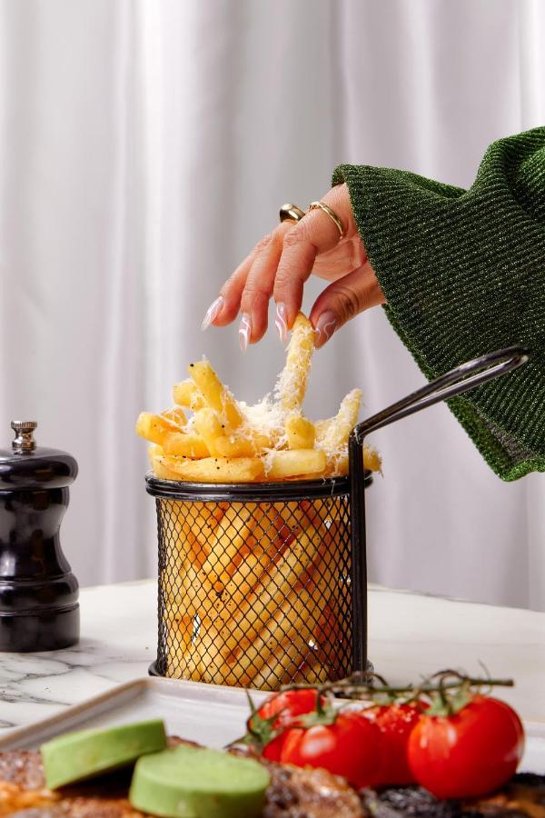 Sanderson Londra Esterno foto Parmesan cheese being sprinkled on chips