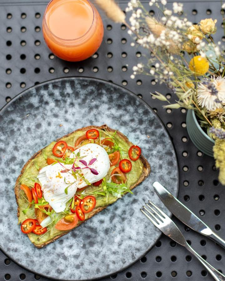 Sanderson Londra Esterno foto Avocado on toast with poached eggs