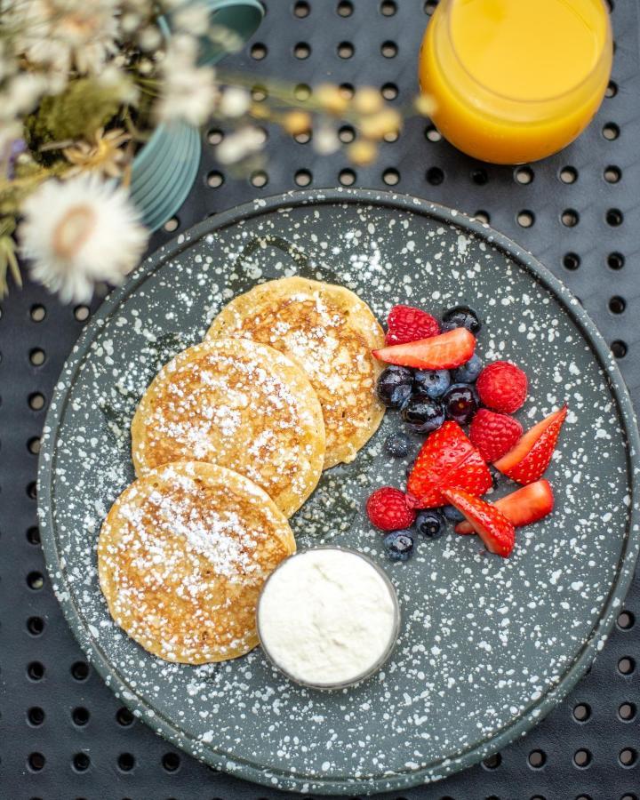 Sanderson Londra Esterno foto Pancakes with fruit