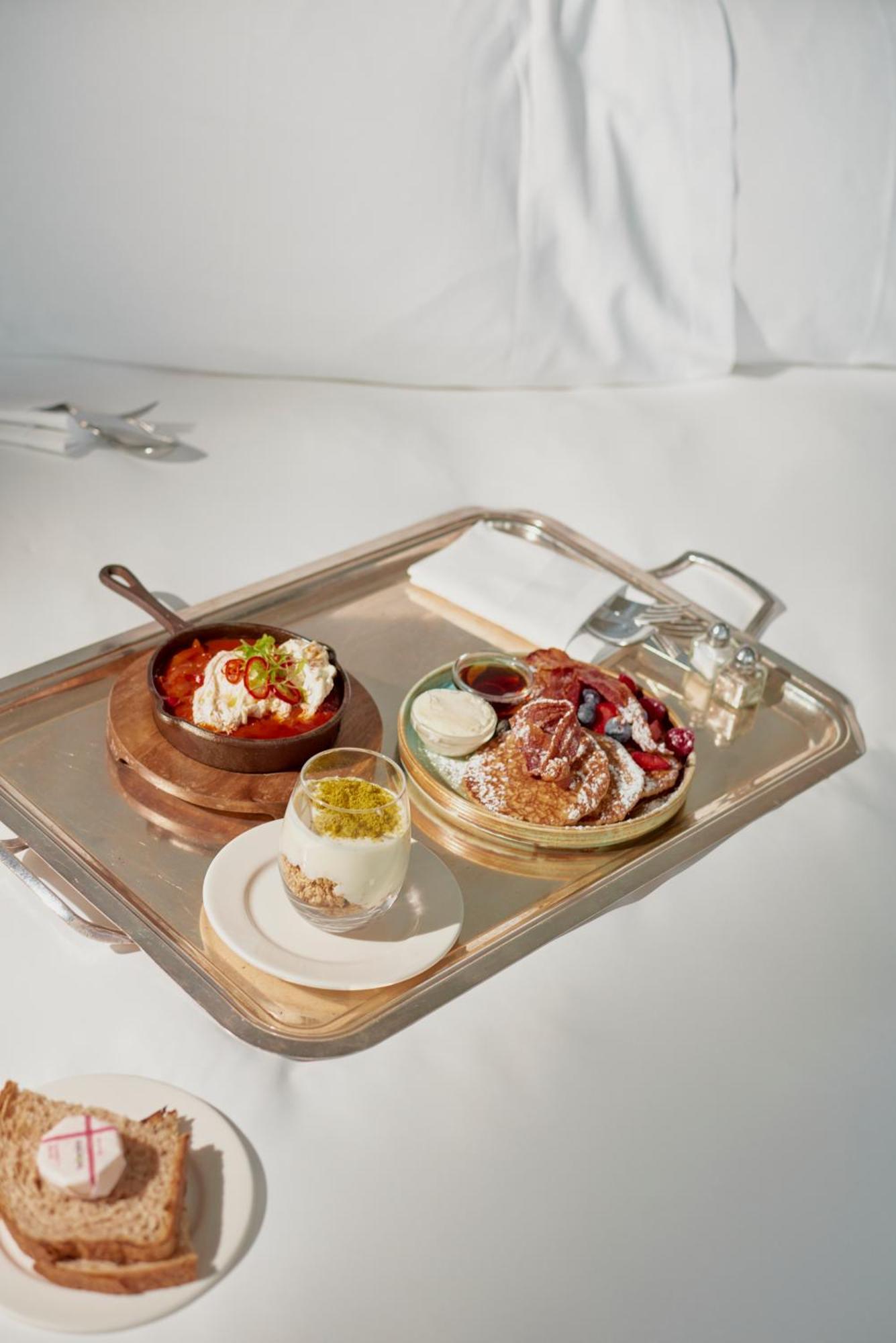 Sanderson Londra Esterno foto A breakfast tray