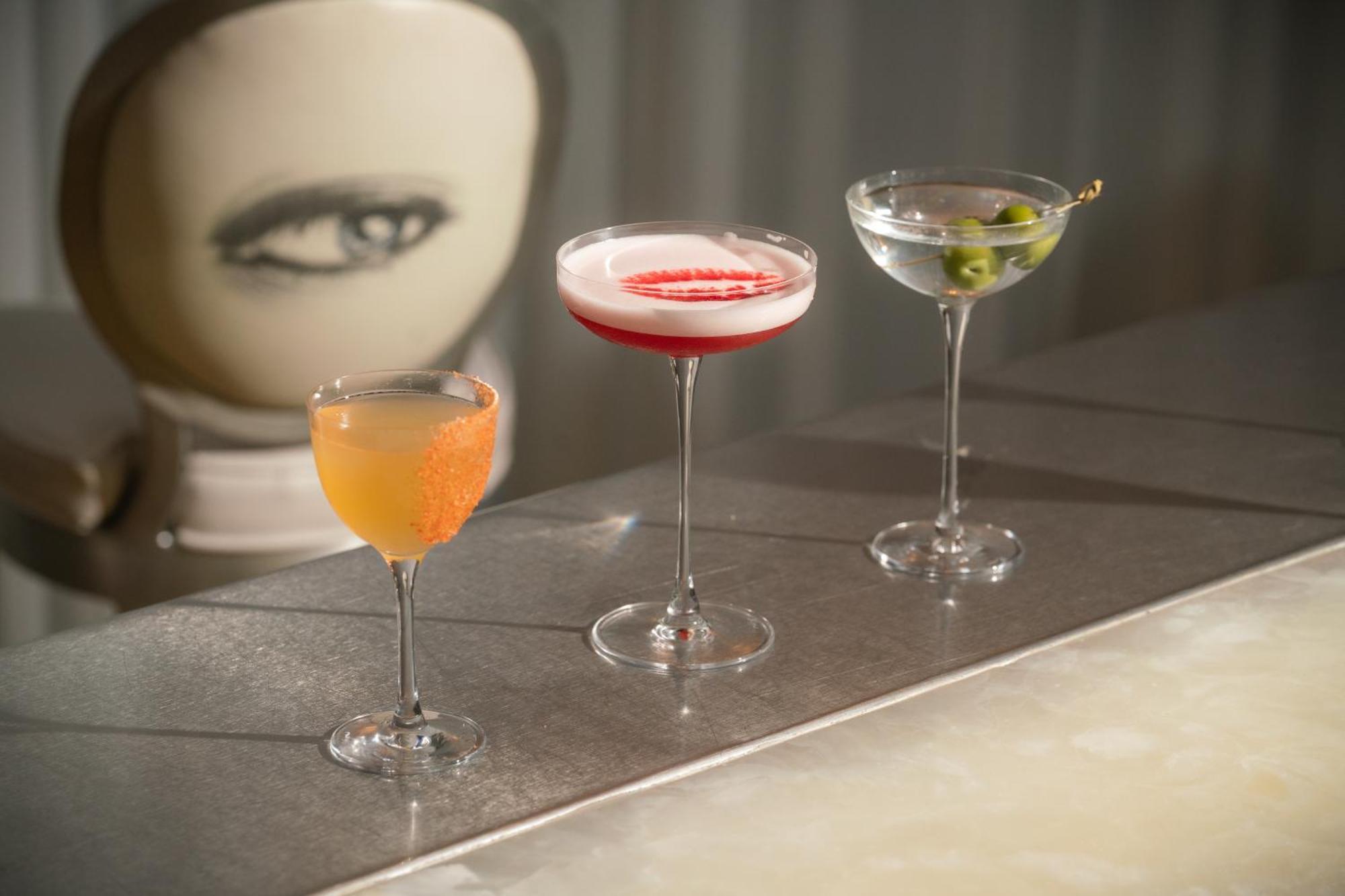 Sanderson Londra Esterno foto Cocktails at the bar