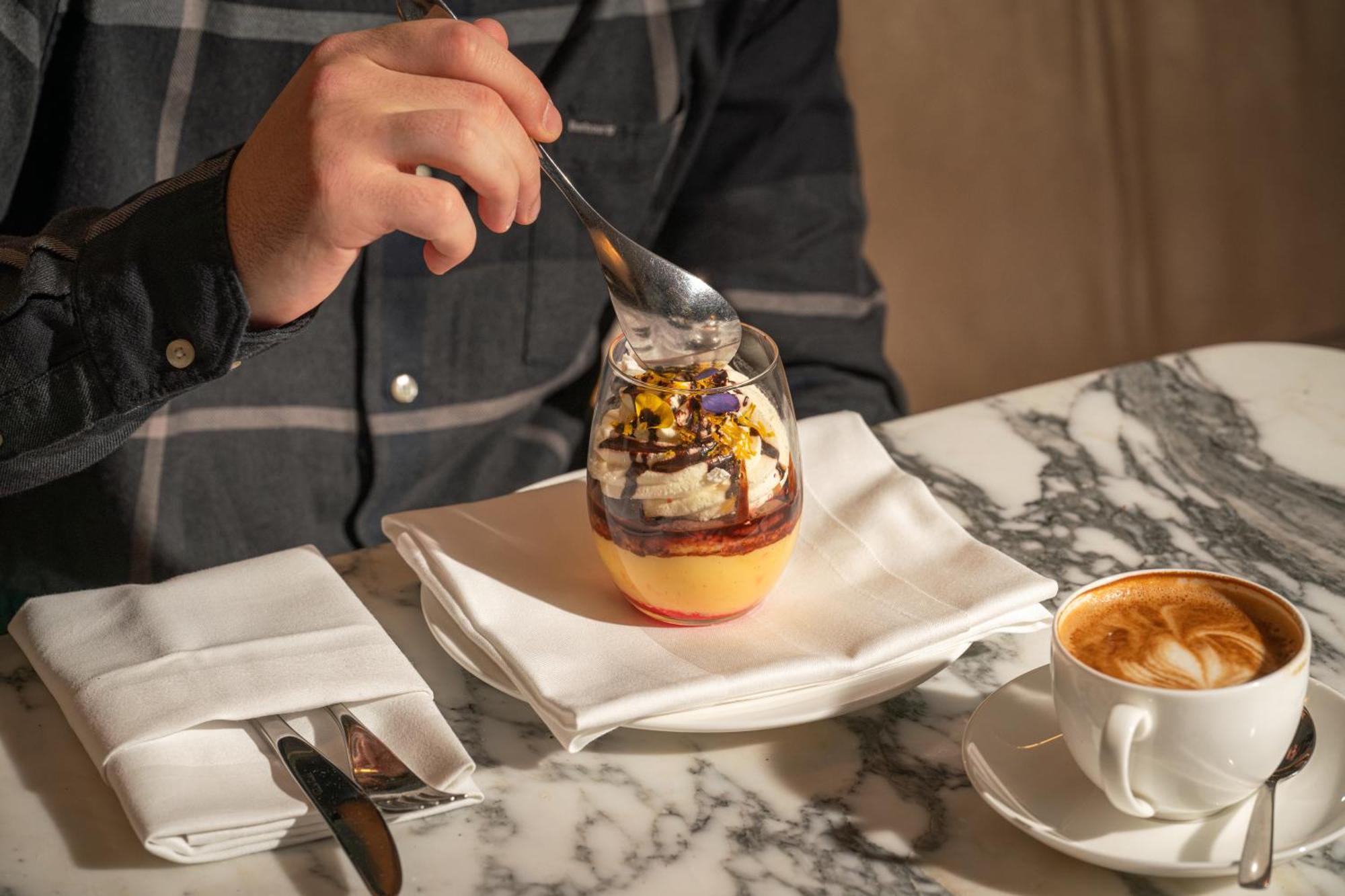 Sanderson Londra Esterno foto A man eating a dessert