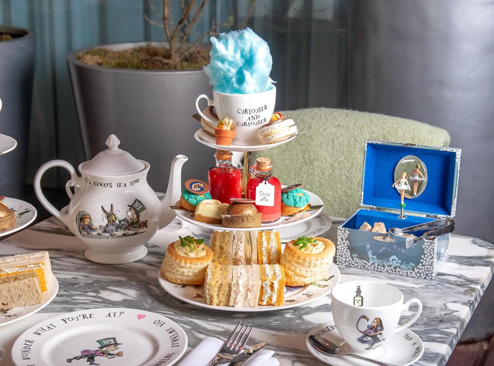 Sanderson Londra Esterno foto Afternoon tea at the St Pancras Renaissance Hotel, London